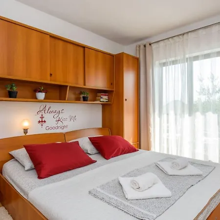 Apartments Goge Gradac (Split-Dalmatia)
